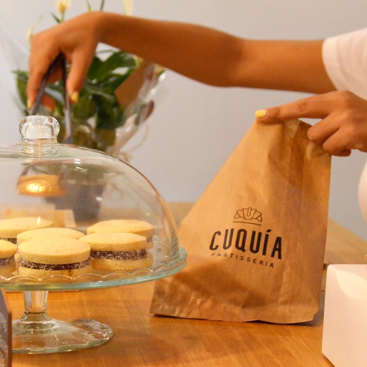 Mostrador de Cuquía con alfajores y su bolsa de papel